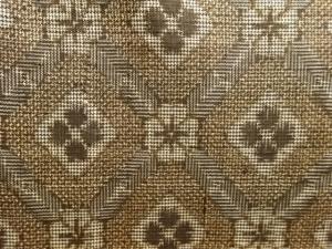 アンティーク　斜め格子に花菱模様織出し本場泥大島紬着物